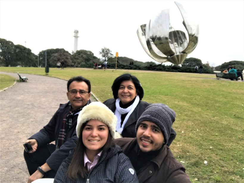 Floralis Generica é uma escultura de metal, que abre e fecha como uma flor, de acordo com a hora do dia e a velocidade do vento.